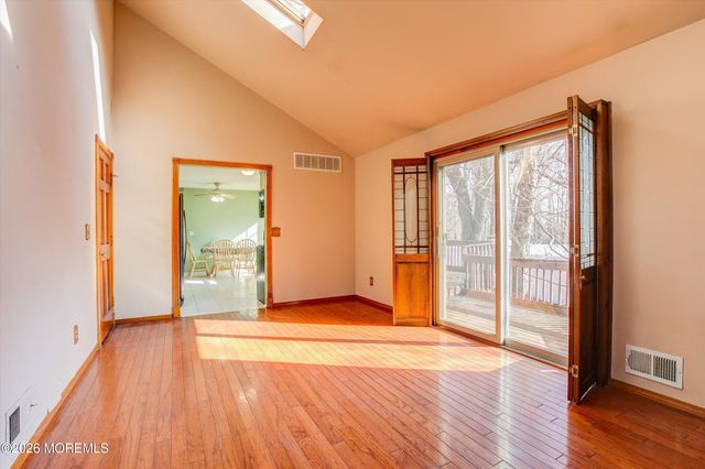 18 Warne Road, Matawan, NJ 07747