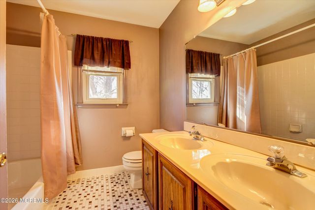 18 Warne Road, Matawan, NJ 07747