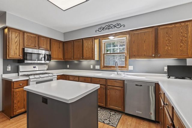 20740 Brook Park DRIVE, Brookfield, WI 53045