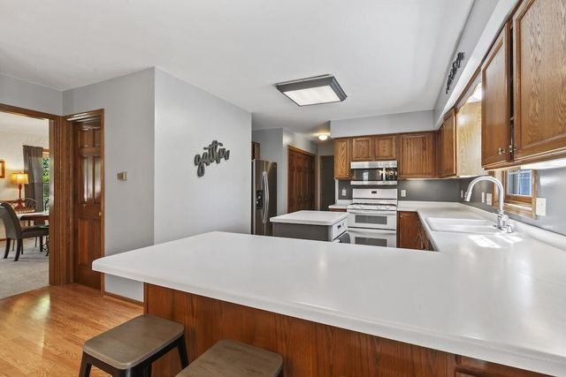 20740 Brook Park DRIVE, Brookfield, WI 53045