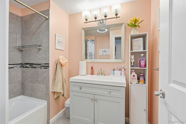 5586 Wild Ridge Lane, West Bloomfield Charter Township, MI 48322