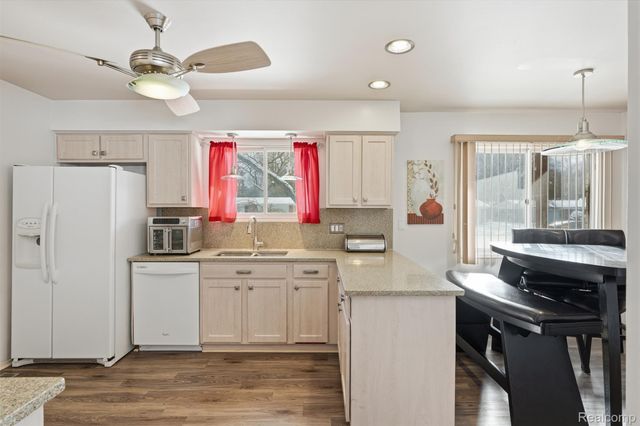 5586 Wild Ridge Lane, West Bloomfield Charter Township, MI 48322