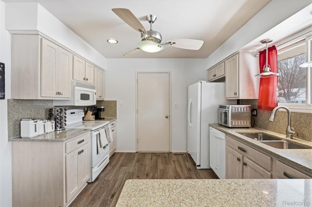 5586 Wild Ridge Lane, West Bloomfield Charter Township, MI 48322