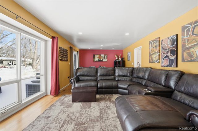 5586 Wild Ridge Lane, West Bloomfield Charter Township, MI 48322