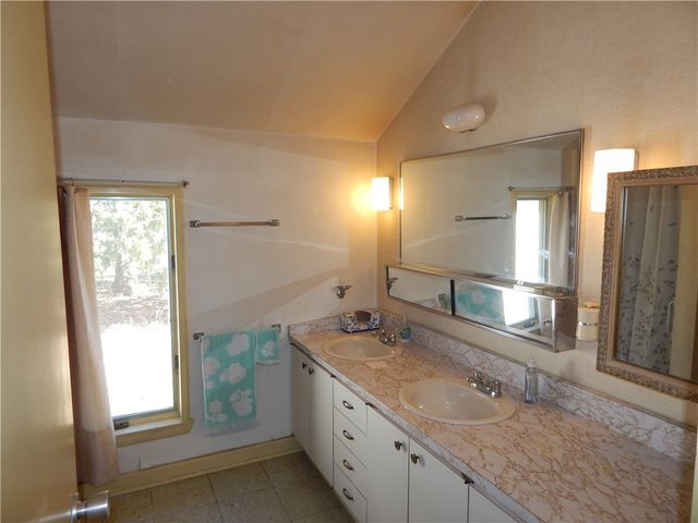 221 Sunset Dr, Wilkins Twp, PA 15235