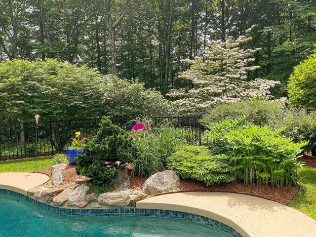 25 Hawk Drive, Bedford, NH 03110