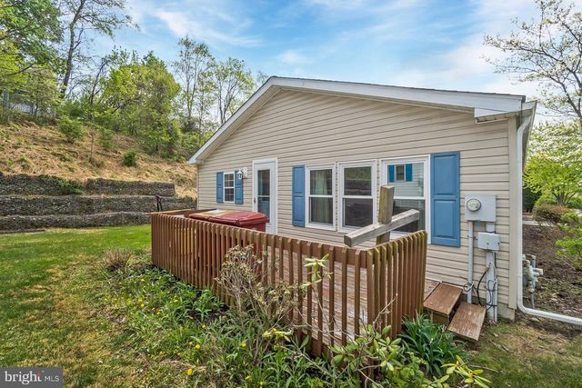 7 ABBEY RD, Easton, PA 18040