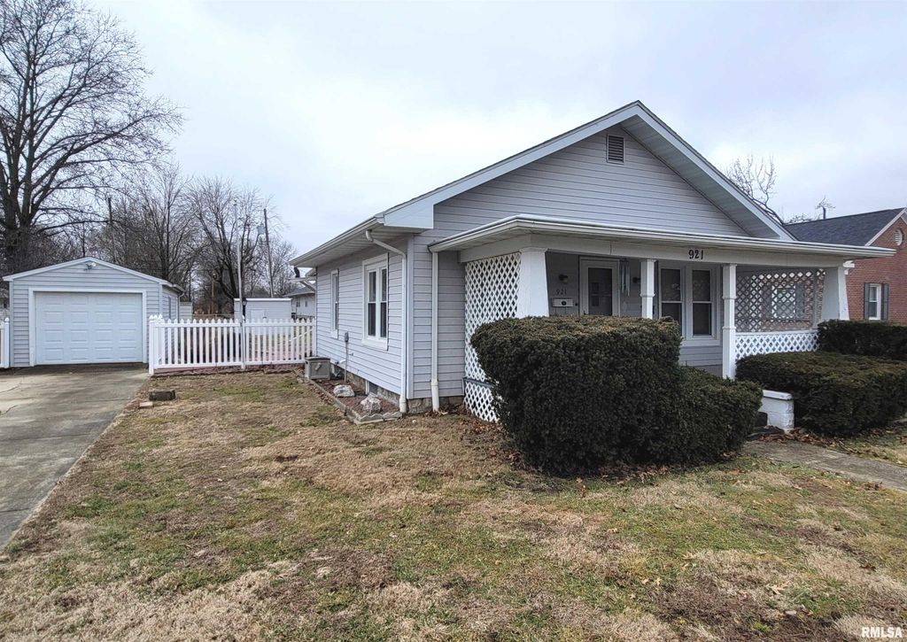 Image 1 of property listing at 921 N OHIO Avenue, Salem, IL 62881