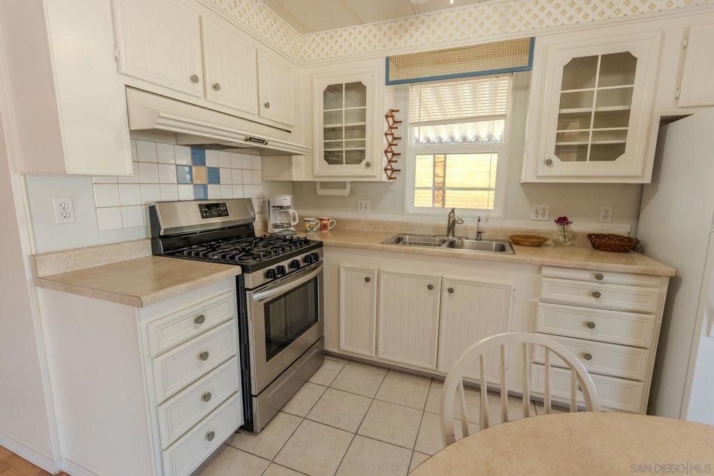 Image 2 of property listing at 6 Oriole Ln, Oceanside, CA 92057