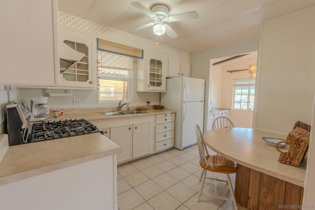 Image 3 of property listing at 6 Oriole Ln, Oceanside, CA 92057
