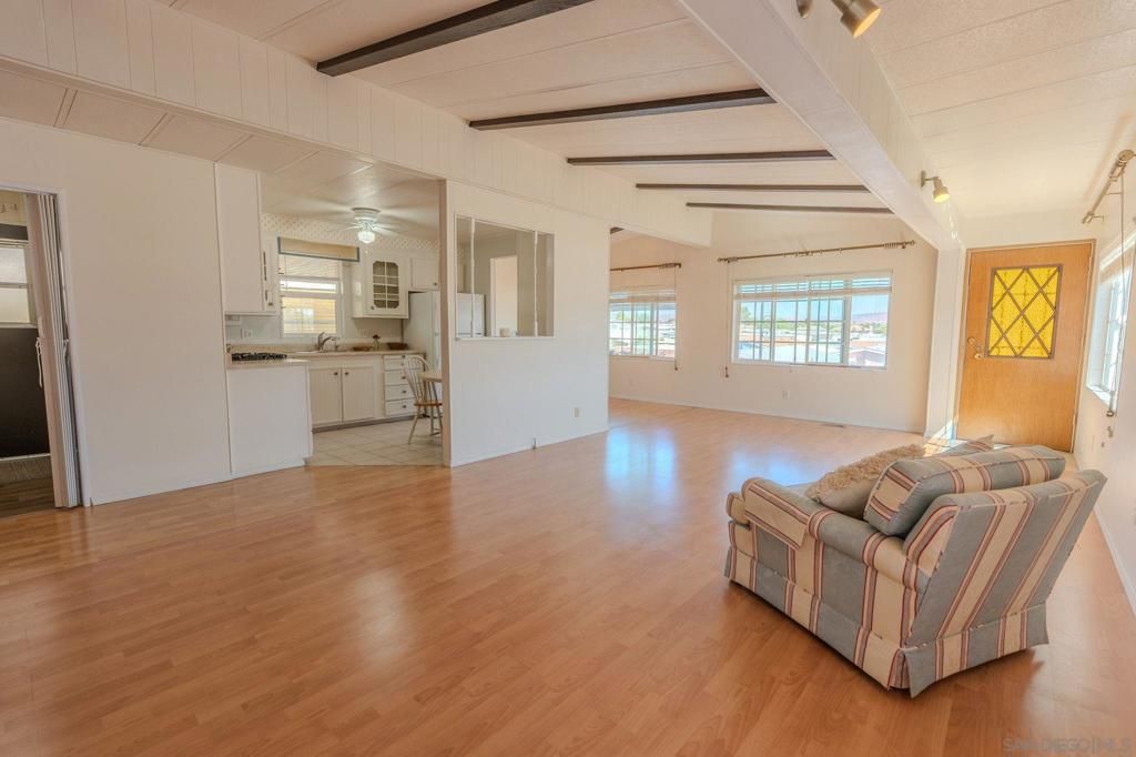 Image 6 of property listing at 6 Oriole Ln, Oceanside, CA 92057
