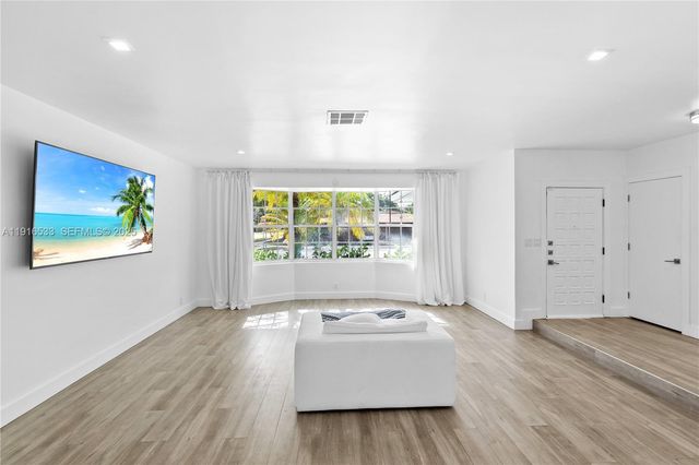 2055 NE 201st Ter, Miami, FL 33179