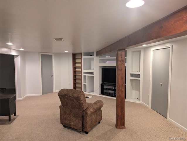 57487 Nicholas Drive, Washington Township, MI 48094