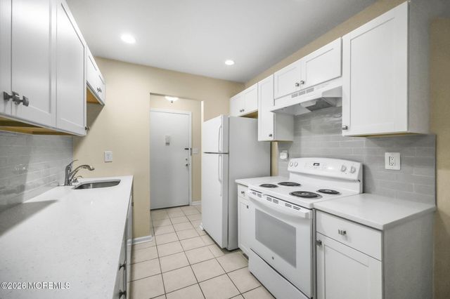 156 Cross Slope Court D, Manalapan, NJ 07726
