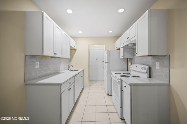 156 Cross Slope Court D, Manalapan, NJ 07726