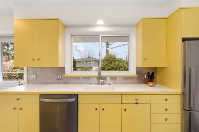 39 Greening Lane, Cranston, RI 02920