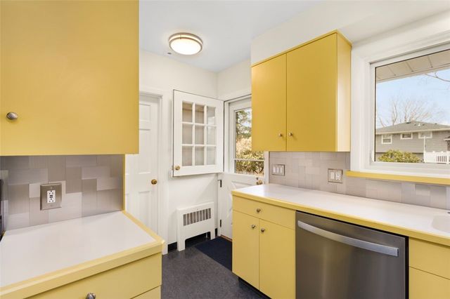 39 Greening Lane, Cranston, RI 02920