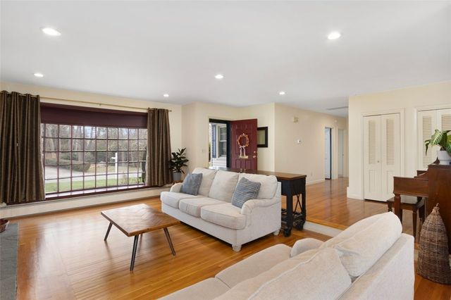 39 Greening Lane, Cranston, RI 02920