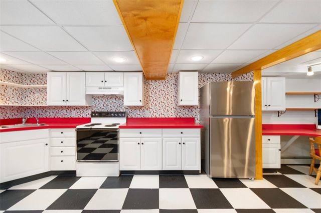 39 Greening Lane, Cranston, RI 02920