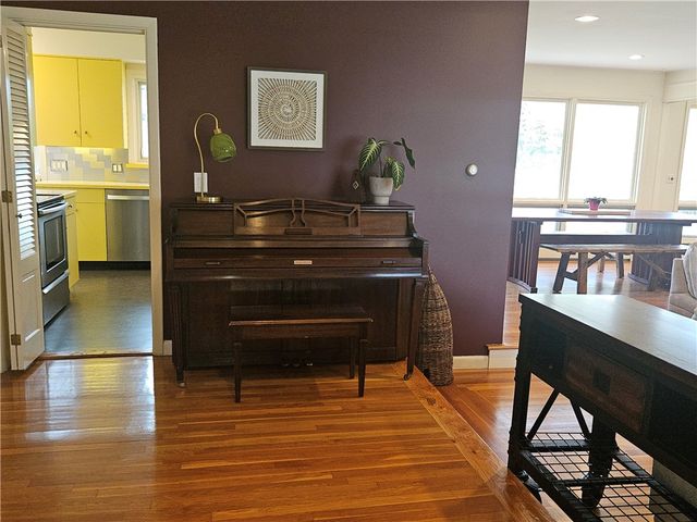 39 Greening Lane, Cranston, RI 02920