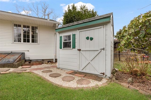 39 Greening Lane, Cranston, RI 02920