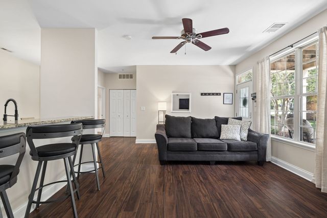 1032 SWIFT Road 1B, Glen Ellyn, IL 60137