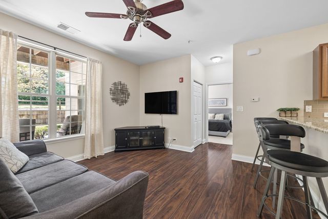 1032 SWIFT Road 1B, Glen Ellyn, IL 60137
