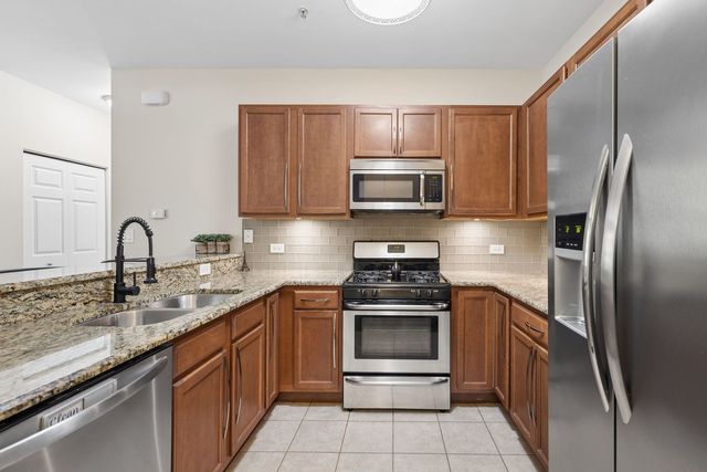 1032 SWIFT Road 1B, Glen Ellyn, IL 60137