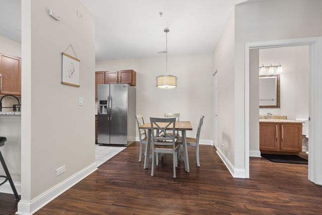 1032 SWIFT Road 1B, Glen Ellyn, IL 60137
