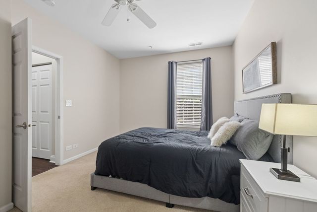 1032 SWIFT Road 1B, Glen Ellyn, IL 60137