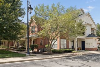 1032 SWIFT Road 1B, Glen Ellyn, IL 60137