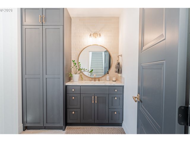 852 NORTHSHORE Rd, Lake Oswego, OR 97034