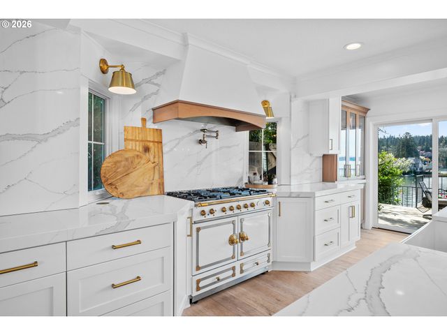 852 NORTHSHORE Rd, Lake Oswego, OR 97034