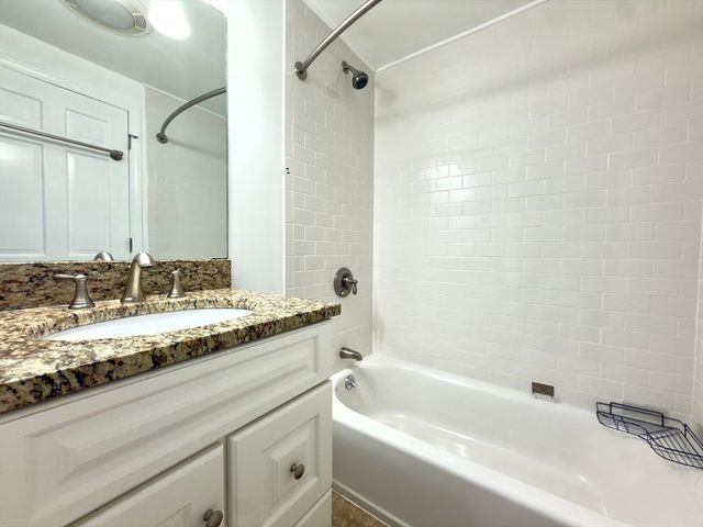 16 Jericho Rd 16, Weston, MA 02493
