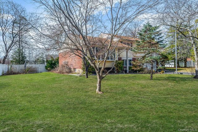 7 Osage Drive, Huntington Station, NY 11746