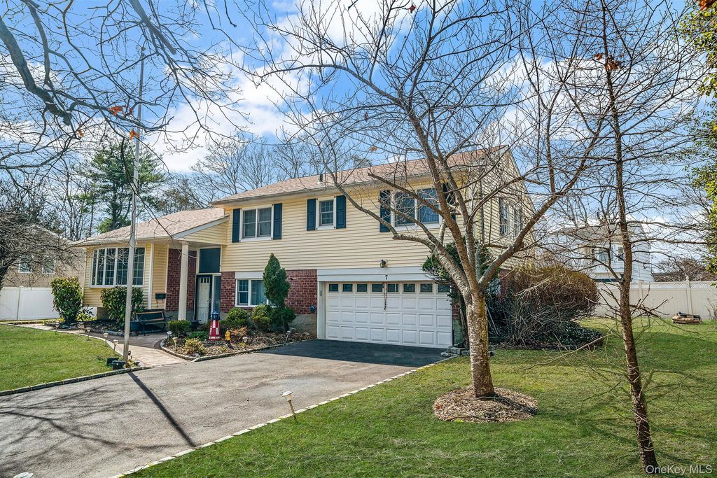 7 Osage Drive, Huntington Station, NY 11746