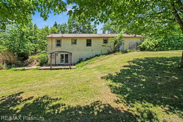 2647 Curdy Road, Howell, MI 48855