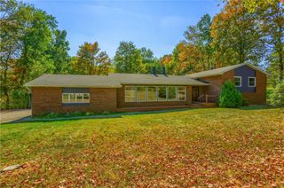 212 Ridgeway Dr, Economy, PA 15005