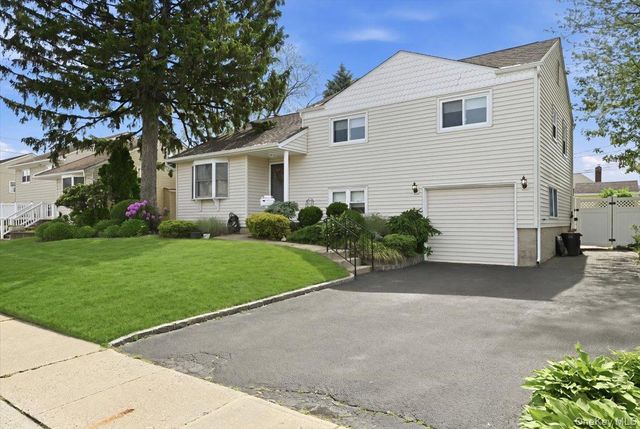 5 Hastings Road, Massapequa, NY 11758