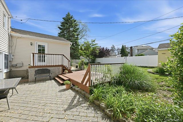 5 Hastings Road, Massapequa, NY 11758