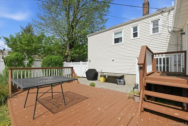 5 Hastings Road, Massapequa, NY 11758