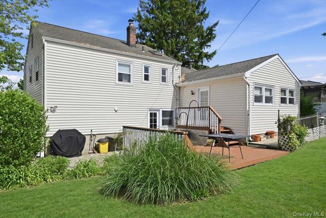 5 Hastings Road, Massapequa, NY 11758