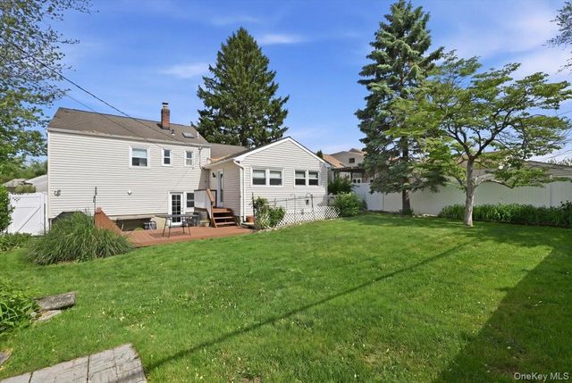 5 Hastings Road, Massapequa, NY 11758