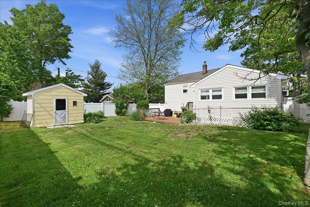 5 Hastings Road, Massapequa, NY 11758