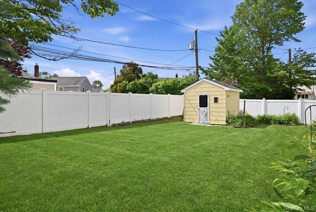 5 Hastings Road, Massapequa, NY 11758