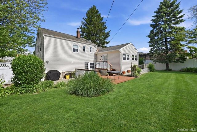 5 Hastings Road, Massapequa, NY 11758