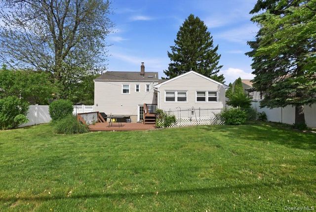 5 Hastings Road, Massapequa, NY 11758