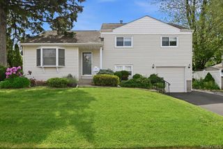 5 Hastings Road, Massapequa, NY 11758