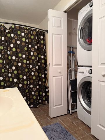 401 Ridgefield Cir 401D, Clinton, MA 01510
