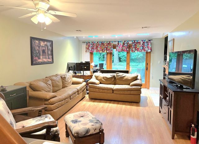 401 Ridgefield Cir 401D, Clinton, MA 01510